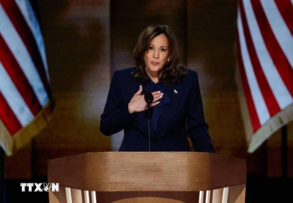 Phó Tổng thống Mỹ Kamala Harris phát biểu tại Đại hội toàn quốc của đảng Dân chủ tại thành phố Chicago, bang Illinois, Mỹ. (Ảnh: Getty Images/TTXVN)