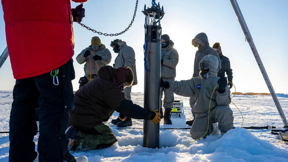 Các kỹ sư thử nghiệm thực địa robot IceNode ở phía bắc Alaska. (Nguồn: NASA)