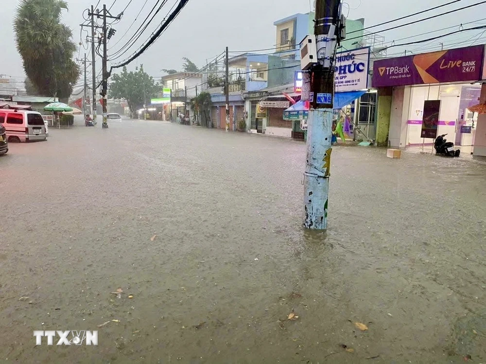 Đường Bình Chiểu, thành phố Thủ Đức ngập sâu trong nước. (Ảnh: Hồng Giang/TTXVN)