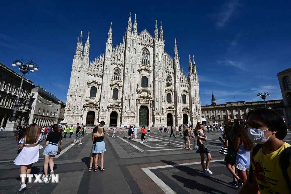 Khách du lịch tại Milan, Italy. (Ảnh: AFP/TTXVN)