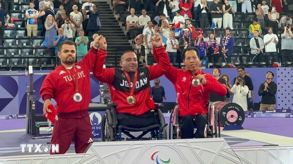 Thưởng nóng đô cử Lê Văn Công giành Huy chương Đồng Paralympic- Ảnh 1.