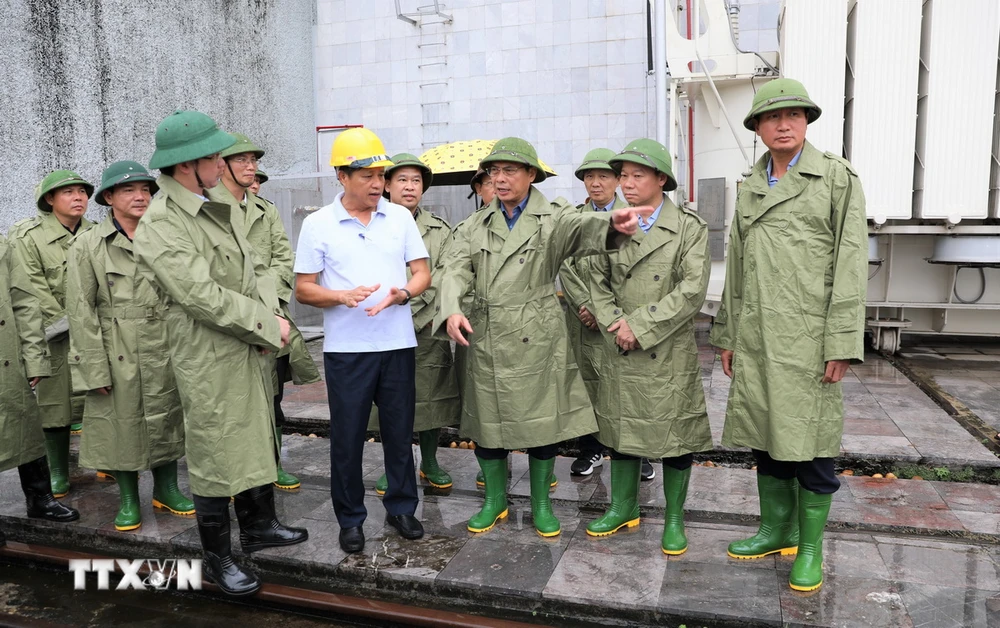 Phó Thủ tướng Chính phủ Bùi Thanh Sơn kiểm tra công tác đảm bảo an toàn hồ đập tại Công ty cổ phần Thuỷ điện Thác Bà. (Ảnh: Tuấn Anh/TTXVN)