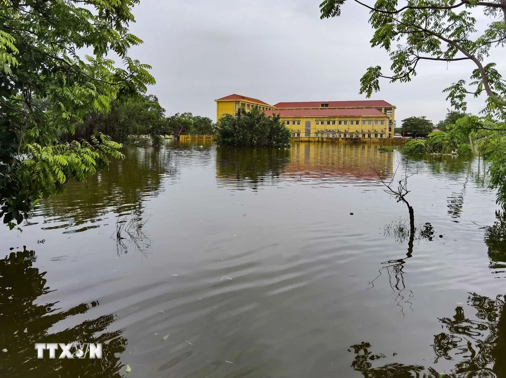 Trường THCS Liên Ninh, huyện Thanh Trì (Hà Nội), bị nước bao vây tứ phía, học sinh không thể tới trường. (Ảnh: Thanh Tùng/TTXVN)