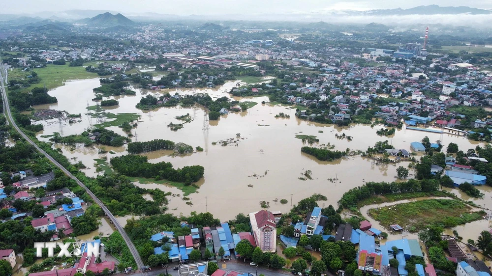 Nước bắt đầu rút nhưng nhiều tuyến đường ở thành phố Thái Nguyên vẫn ngập (ảnh chụp lúc 6 giờ 45 ngày 11/9). (Ảnh: Hoàng Hiếu/TTXVN)