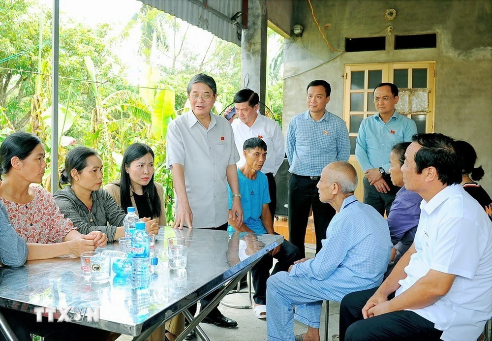 Phó Chủ tịch Quốc hội Nguyễn Đức Hải thăm hỏi, động viên người dân huyện Thanh Hà bị thiệt hại do bão. (Ảnh: TTXVN phát)