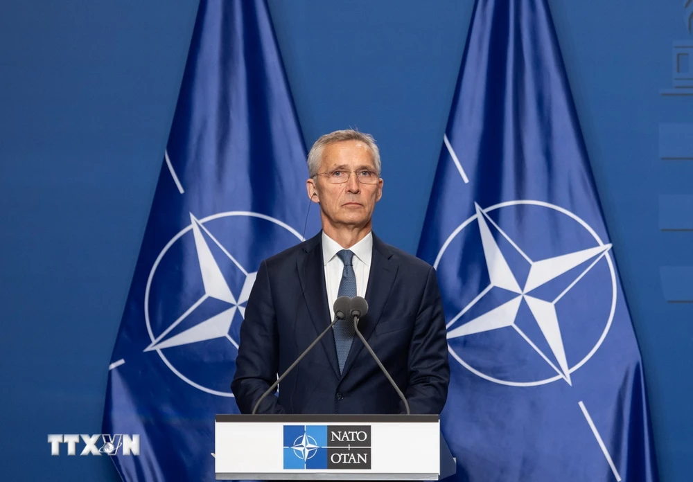 Tổng thư ký NATO Jens Stoltenberg tại một cuộc họp báo ở Budapest, Hungary. (Ảnh: THX/TTXVN)