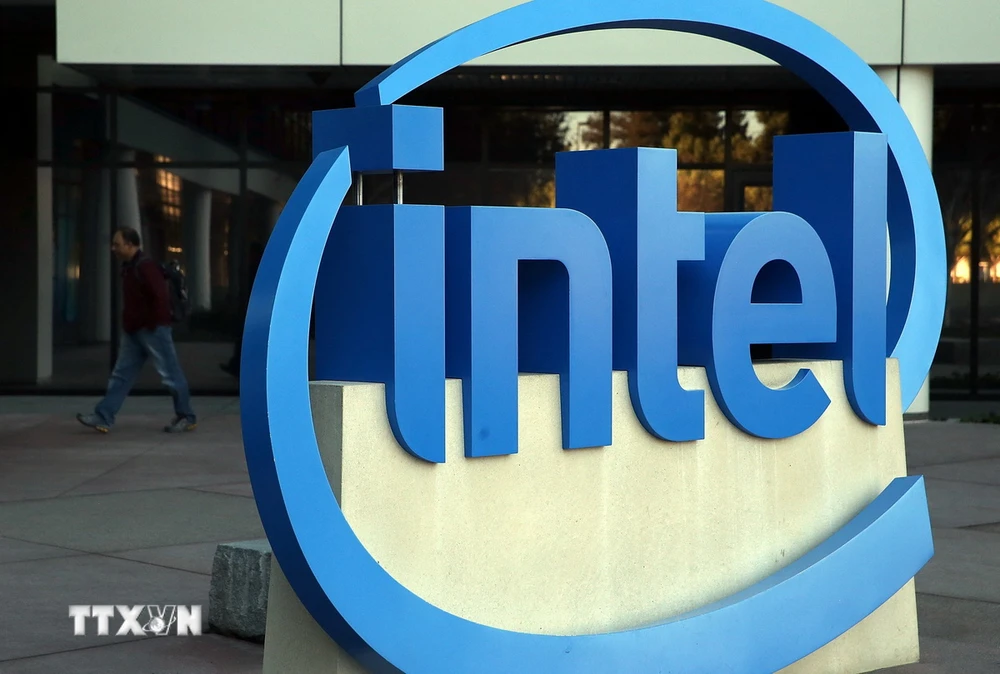 Biểu tượng Intel tại Santa Clara, bang California, Mỹ. (Ảnh: AFP/TTXVN)