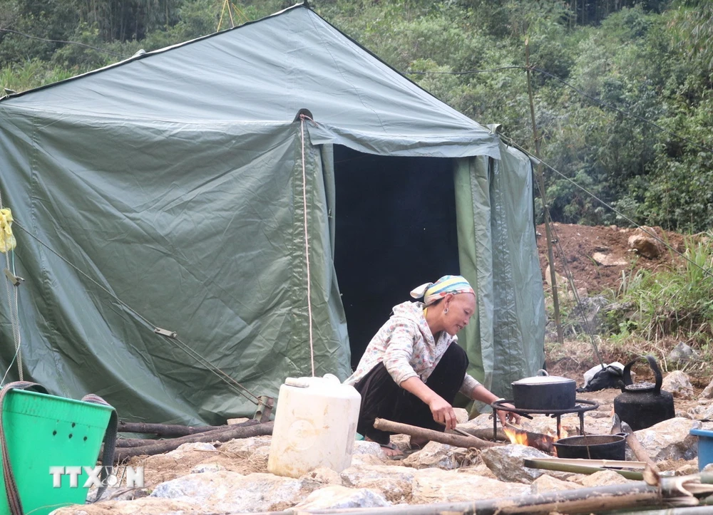 Bà Triệu Mùi Nái tại xóm Lũng Lỳ, xã Ca Thành (Nguyên Bình, Cao Bằng) vẫn chưa nguôi ngoai được nỗi đau mất con trong vụ sạt lở đất. (Ảnh: Chu Hiệu/TTXVN)