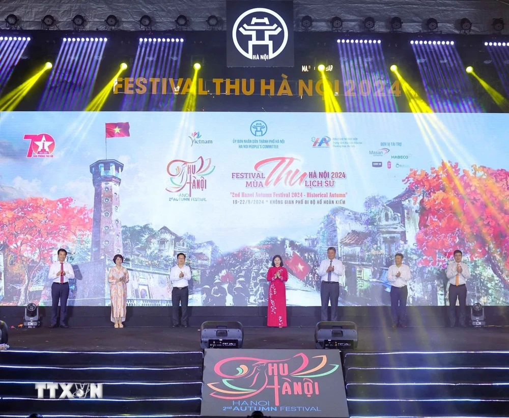 Đại biểu thực hiện nghi thức khai mạc Festival Thu Hà Nội lần thứ 2. (Ảnh: Thanh Tùng/TTXVN)