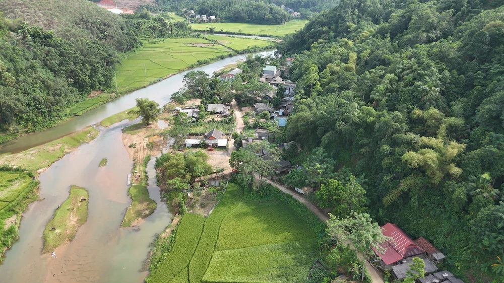 Người dân Xóm Nhàng, xã Kim Thượng, huyện miền núi Tân Sơn (Phú Thọ) sống trong cảnh thấp thỏm lo âu do sạt lở đất. (Nguồn: Báo Phú Thọ)