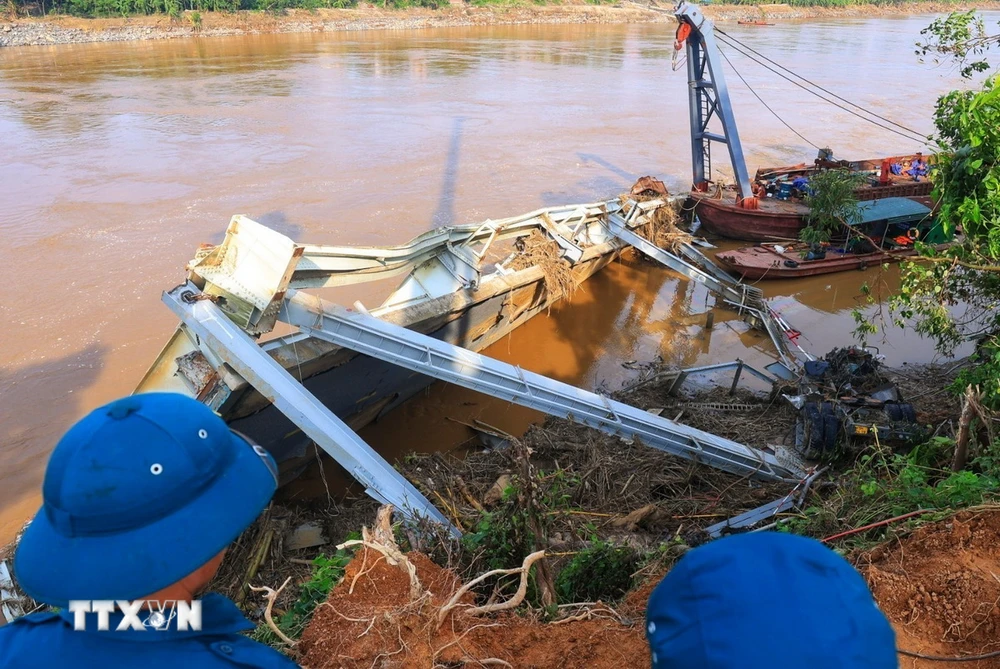 Một nhịp cầu Phong Châu bị gãy vẫn chưa trục vớt được. (Ảnh: Tuấn Anh/TTXVN)