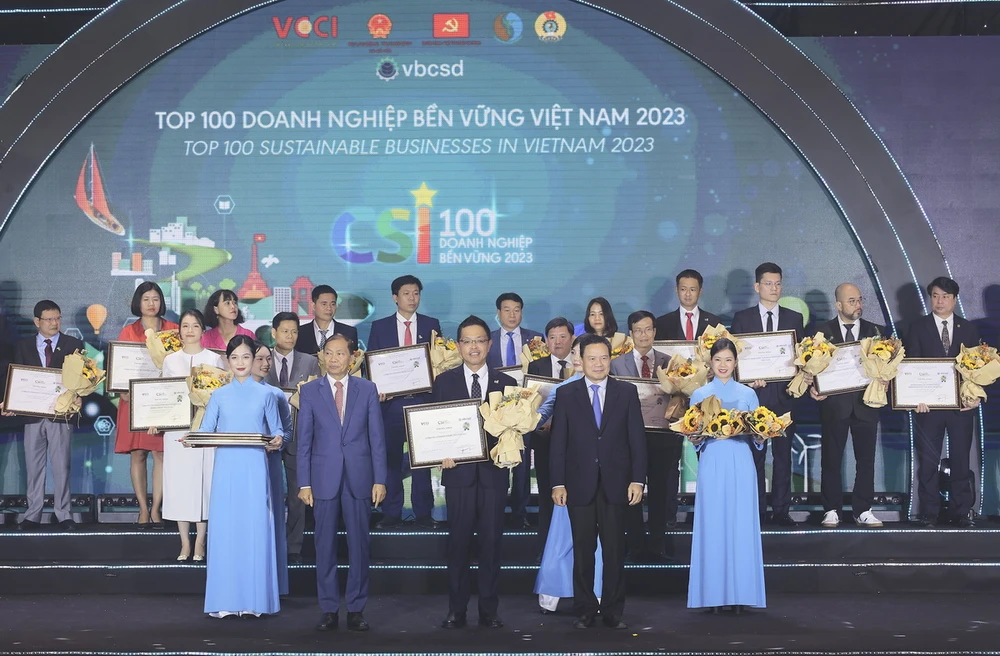 Acecook Việt Nam được trao chứng nhận Top 100 Doanh nghiệp bền vững 2023.