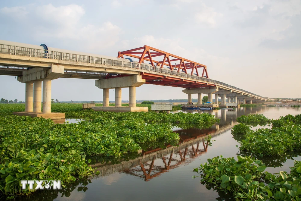 Công trình cầu máng dẫn nước hồ Dầu Tiếng vượt sông Vàm Cỏ Đông dài 2,361km qua ống thép để đưa nước tưới cho cư dân 2 huyện biên giới tỉnh Tây Ninh. (Ảnh: Giang Phương/TTXVN)