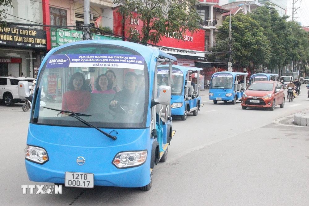 Xe điện vận chuyển khách du lịch trên địa bàn thành phố Lạng Sơn. (Ảnh: Anh Tuấn/TTXVN)