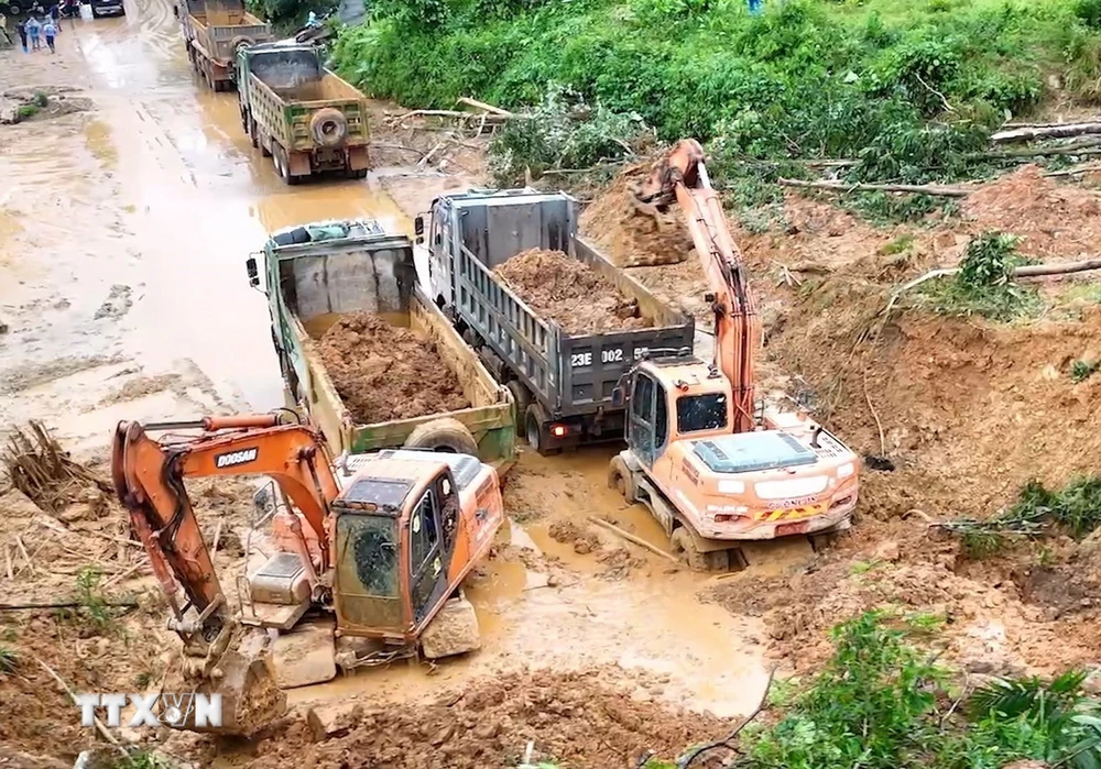 Ngày 1/10, các lực lượng thi công và chính quyền địa phương đang tiến hành đồng bộ các giải pháp để xử lý khối lượng đất đá sạt lở tại xã Việt Vinh (huyện Bắc Quang, tỉnh Hà Giang) nhằm sớm thông tuyến sớm nhất Quốc lộ 2. (Ảnh: TTXVN phát)