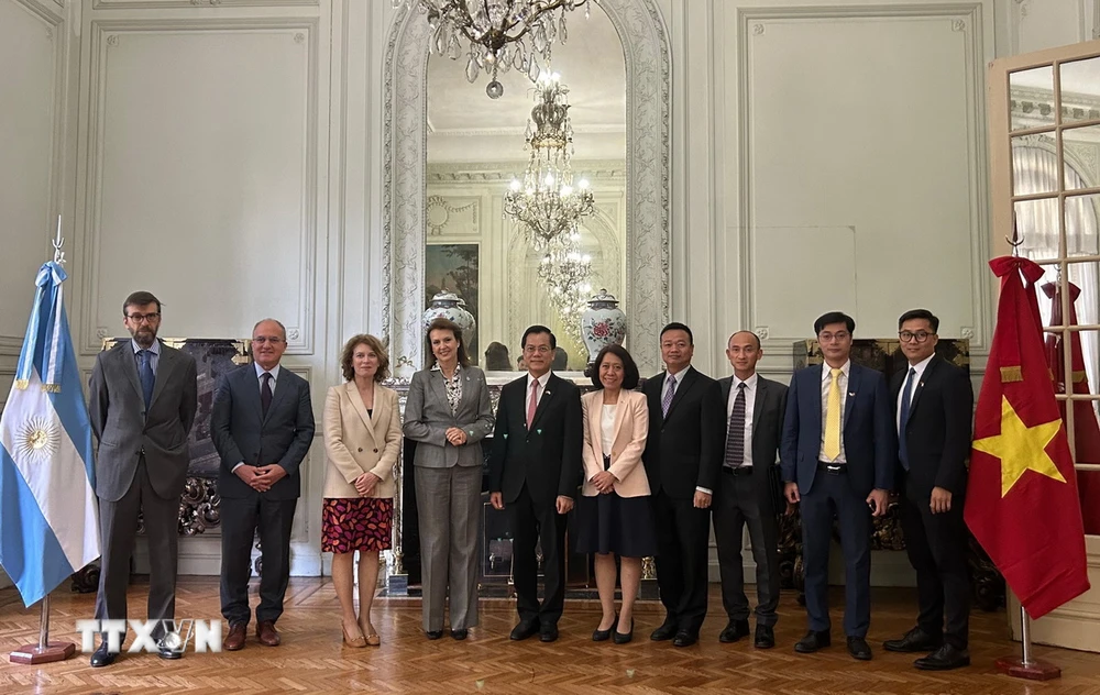 Thứ trưởng Bộ Ngoại giao Hà Kim Ngọc chụp ảnh lưu niệm với Ngoại trưởng Argentina Diana Mondino. (Ảnh: Đại sứ quán Việt Nam tại Argentina)