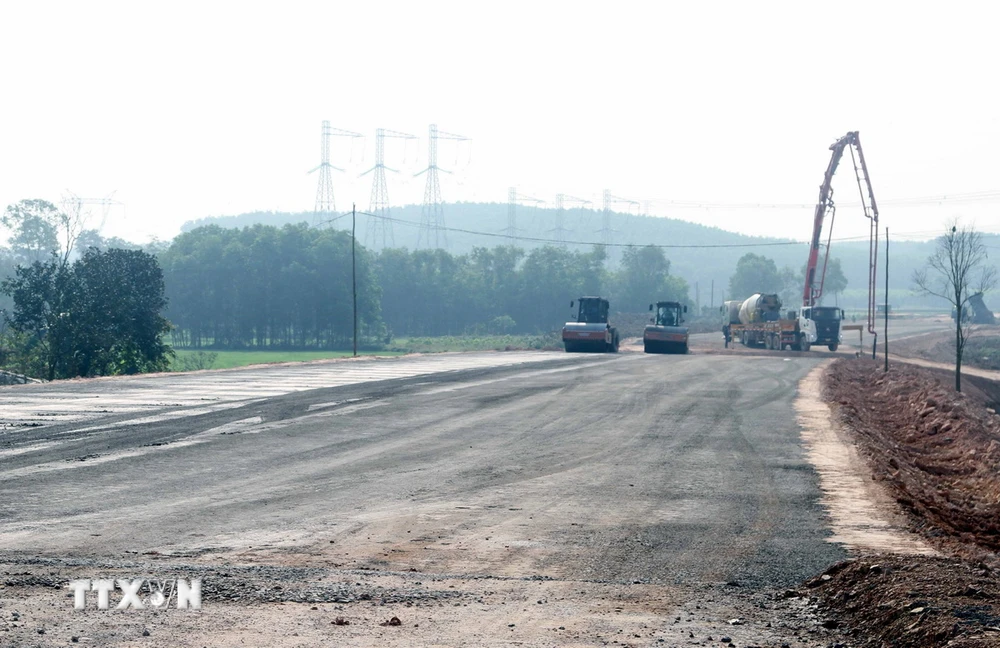 Huyện Lệ Thủy đã bàn giao 31,77km mặt bằng (đạt 99,45%); diện tích còn lại chưa được bàn giao là 175m (0,55%). (Ảnh: Tá Chuyên/TTXVN)