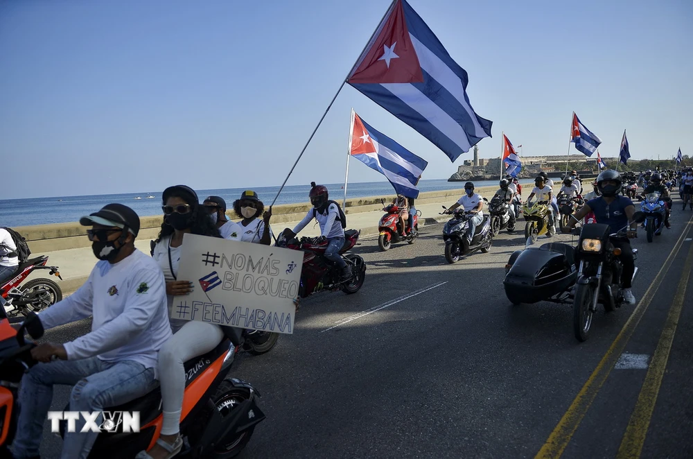 Người dân Cuba tuần hành kêu gọi Mỹ dỡ bỏ lệnh cấm vận tại thủ đô La Habana, Cuba ngày 28/3/2021. (Ảnh: AFP/TTXVN)