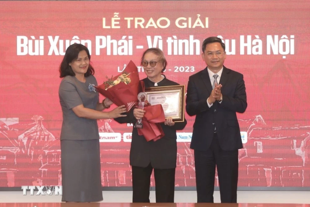 Phó Tổng giám đốc TTXVN Nguyễn Thị Sự và Phó Chủ tịch UBND Thành phố Hà Nội Hà Minh Hải trao giải thưởng lớn - Vì tình yêu Hà Nội cho Nghệ sỹ Nhân dân, đạo diễn Đặng Nhật Minh. (Ảnh: Minh Quyết/TTXVN)