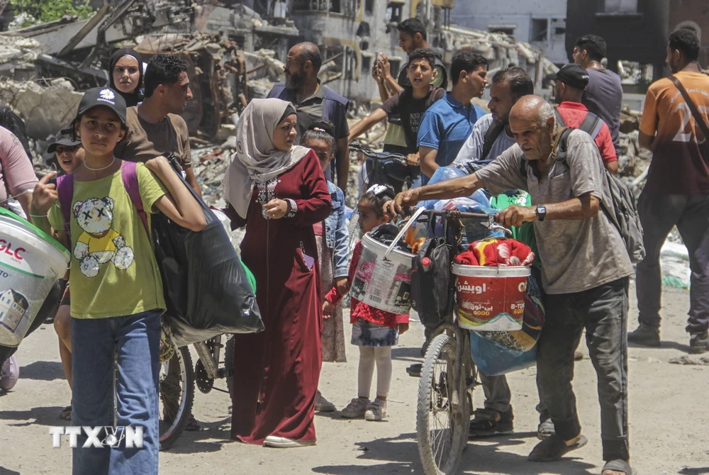 Người dân sơ tán tránh xung đột tại Dải Gaza. (Ảnh: THX/TTXVN)