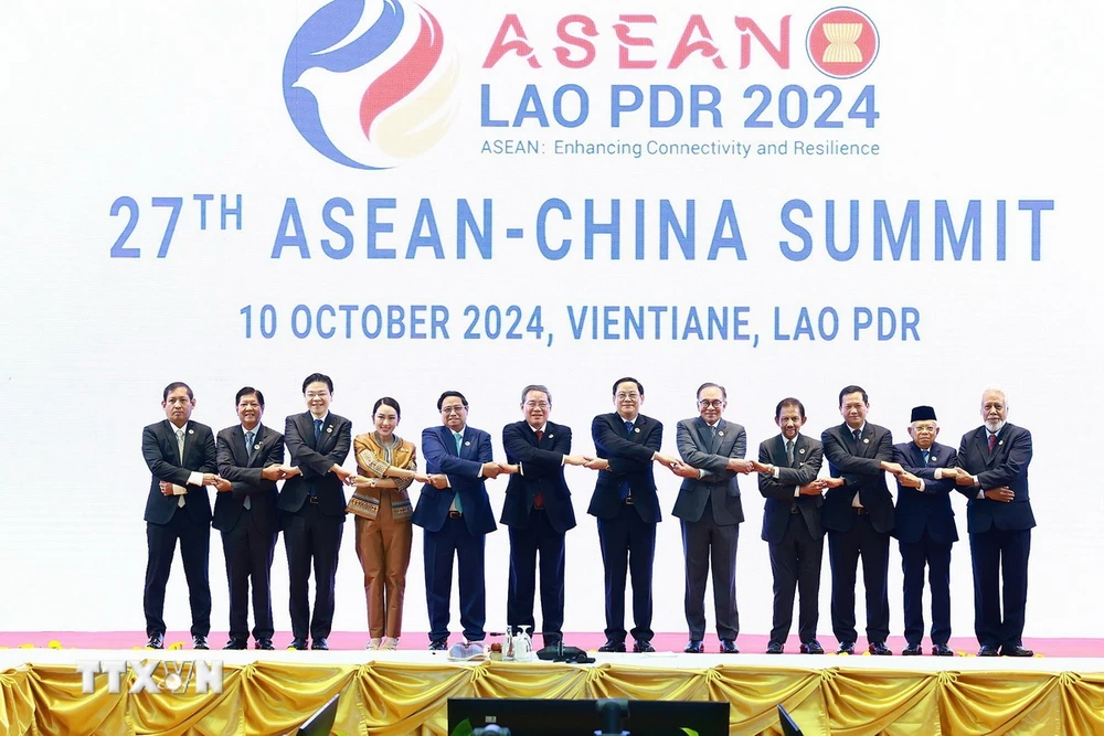 Thủ tướng Phạm Minh Chính cùng Trưởng đoàn các nước ASEAN và Thủ tướng Trung Quốc Lý Cường chụp ảnh chung. (Ảnh: Dương Giang/TTXVN)