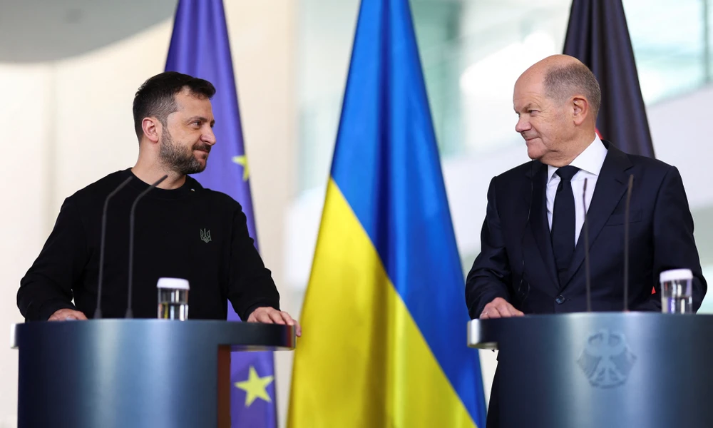 Tổng thống Ukraine Zelensky và Thủ tướng Đức Olaf Scholz. (Ảnh: Reuters)