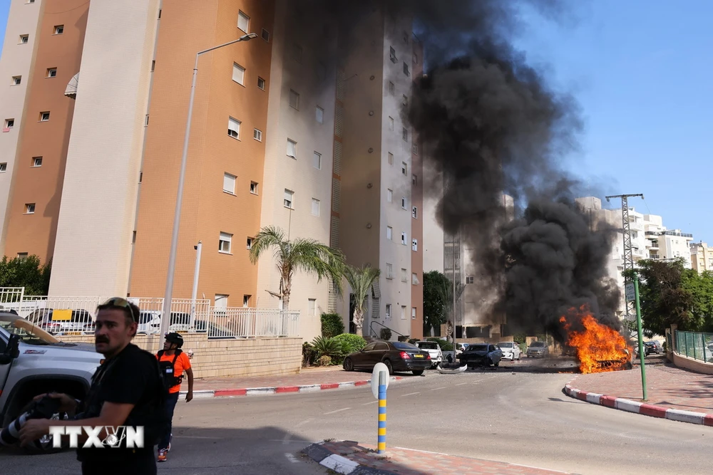 Xe ôtô bị cháy ở Ashkelon, Israel, sau vụ tấn công bằng rocket từ Dải Gaza, ngày 7/10/2023. (Ảnh: AFP/TTXVN)