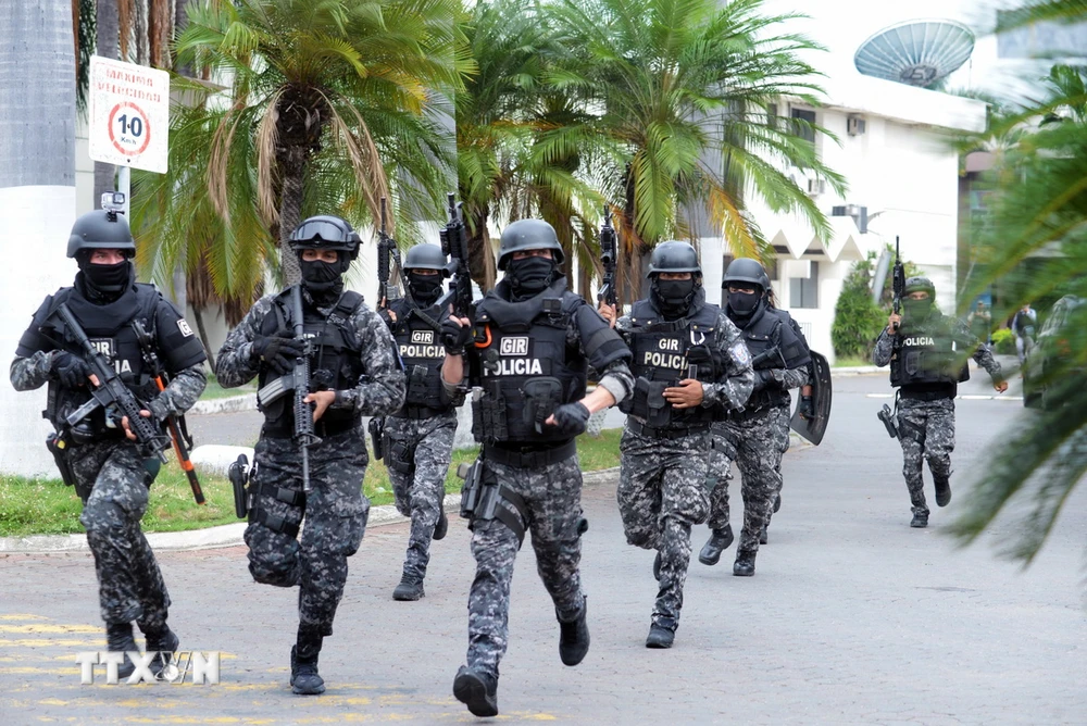 Cảnh sát tăng cường an ninh tại Guayaquil, Ecuador. (Ảnh: AFP/TTXVN)