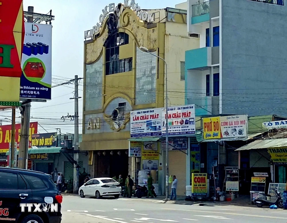 Lực lượng Công an thành phố Thuận An, tỉnh Bình Dương phong tỏa quán Karaoke An Phú bị bỏ hoang, nơi phát hiện một số bộ phận thi thể người, để phục vụ công tác điều tra. (Ảnh: Huyền Trang/TTXVN)