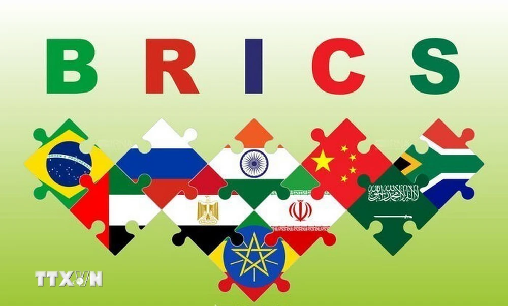 Biểu tượng Nhóm BRICS cùng quốc kỳ các nước thành viên và các nước được mời gia nhập nhóm. (Ảnh: IRNA/TTXVN)