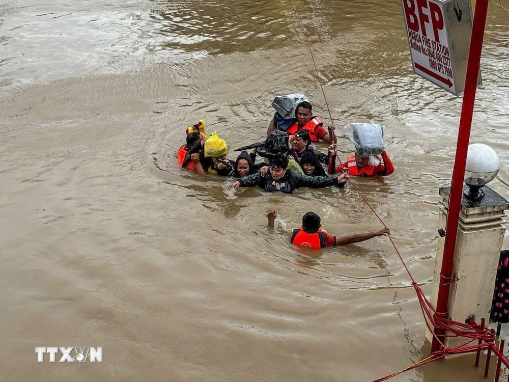 Lực lượng cứu hộ sơ tán người dân khỏi vùng ngập lụt do bão Trami tại tỉnh Camarines Sur, Philippines. (Ảnh: THX/TTXVN)