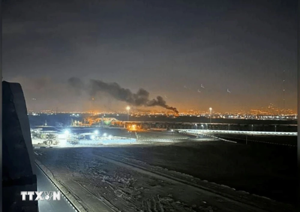 Khói lửa bốc lên sau loạt tiếng nổ ở phía Tây thủ đô Tehran, Iran rạng sáng 26/10. (Ảnh: Jerusalem Post/TTXVN)