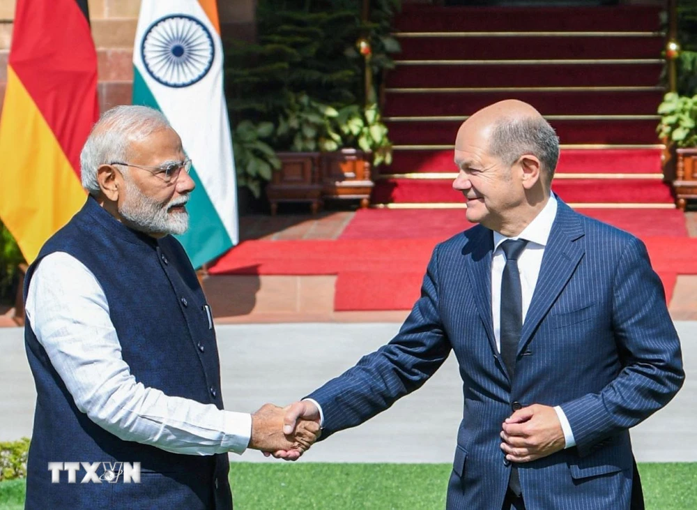 Thủ tướng Ấn Độ Narendra Modi (trái) và Thủ tướng Đức Olaf Scholz tại cuộc gặp ở New Delhi. (Ảnh: ANI/TTXVN)