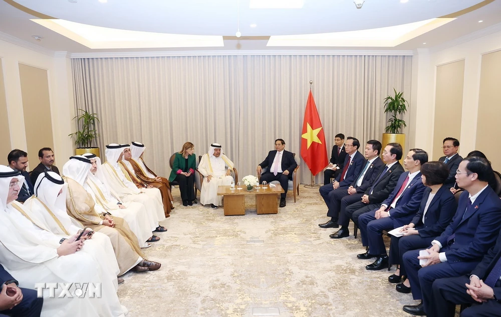 Thủ tướng Phạm Minh Chính tiếp đoàn doanh nghiệp do ông Sheikh Faisal bin Qassim bin Faisal Al-Thani, Chủ tịch Hiệp hội Doanh nghiệp Qatar (QBA) dẫn đầu. (Ảnh: Dương Giang/TTXVN)