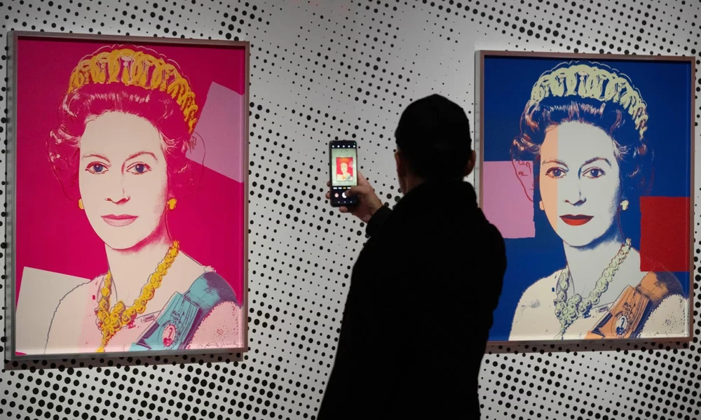 Hai bức chân dung của cố Nữ hoàng Anh Elizabeth II trong bộ sưu tập "Reigning Queens" của danh họa Andy Warhol. (Ảnh: AP)