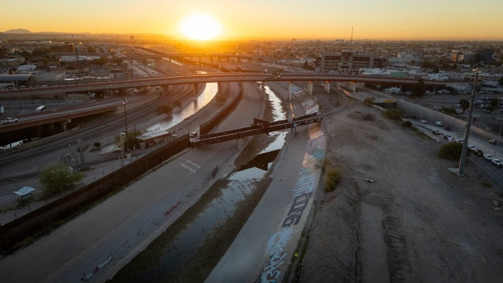 Sông Rio Grande (phải) và một kênh đào chảy dọc biên giới Mỹ-Mexico tại El Paso, Texas. (Nguồn: AFP)