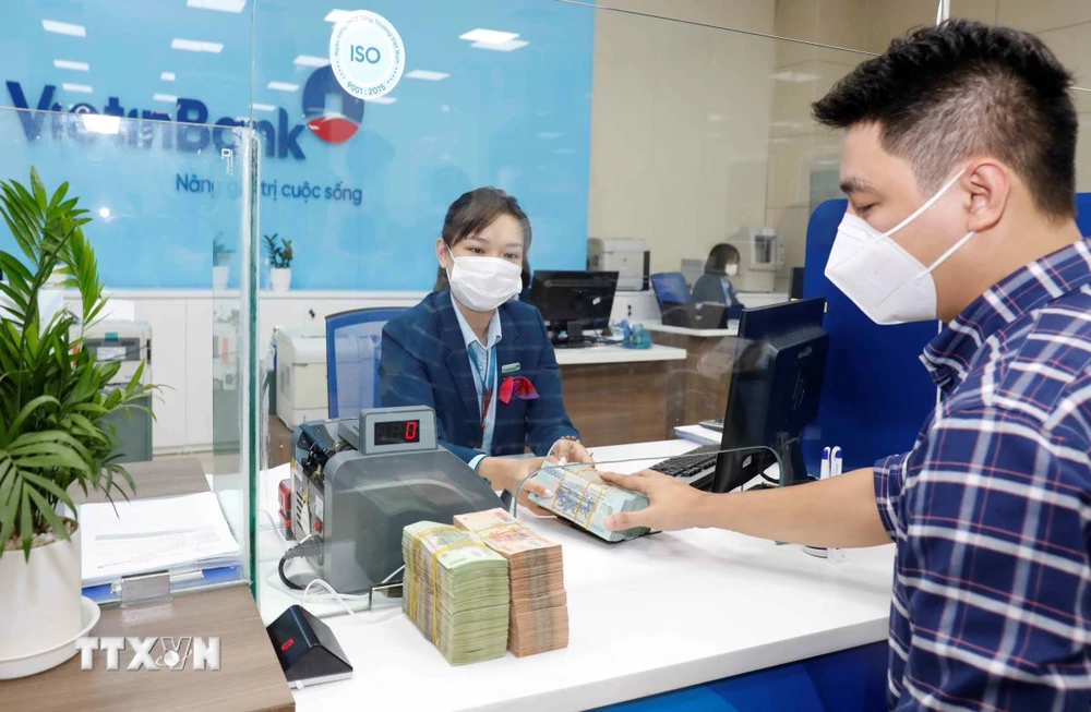 Khách hàng giao dịch tại VietinBank Chi nhánh Ba Đình. (Ảnh: Trần Việt/TTXVN)