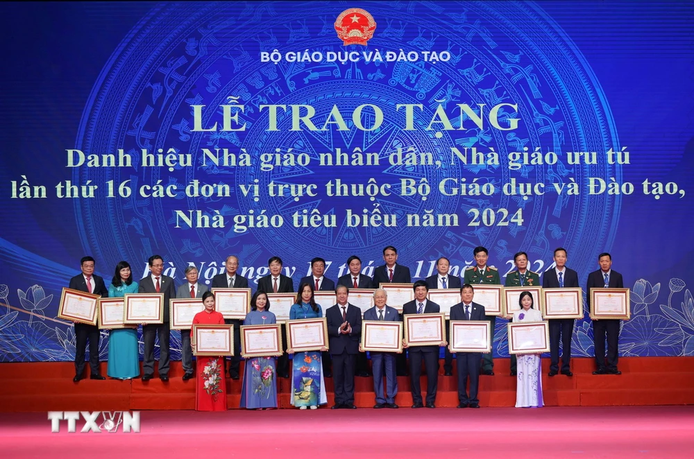 Các nhà giáo vinh dự nhận danh hiệu Nhà giáo nhân dân của Chủ tịch nước trao tặng tại buổi lễ. (Ảnh: Thanh Tùng/TTXVN)