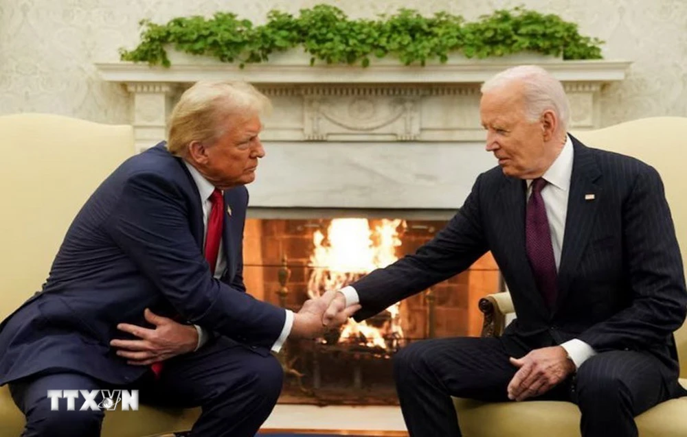 Tổng thống Mỹ Joe Biden (phải) trong cuộc gặp Tổng thống đắc cử Donald Trump tại Nhà Trắng ở Washington DC., ngày 13/11. (Ảnh: REUTERS/TTXVN)