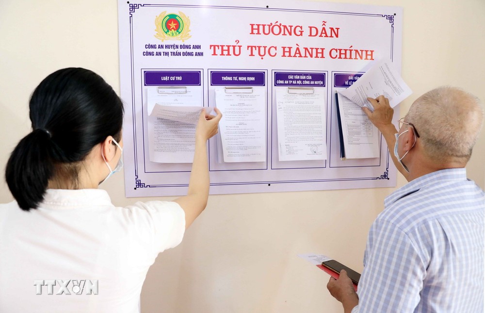 Người dân tìm hiểu về Luật Cư trú mới. (Ảnh: Phạm Kiên/TTXVN)