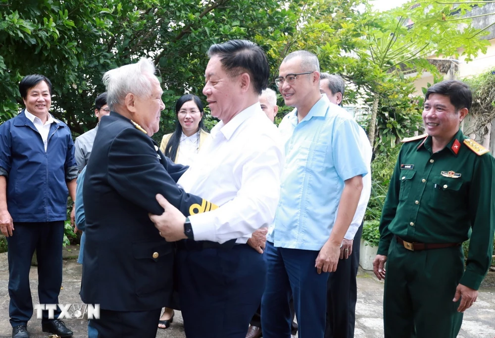 Trưởng Ban Tuyên giáo Trung ương Nguyễn Trọng Nghĩa cùng Anh hùng Lực lượng vũ trang nhân dân Hồ Đắc Thạnh, nguyên thuyền trưởng tàu không số. (Ảnh: Xuân Triệu/TTXVN)