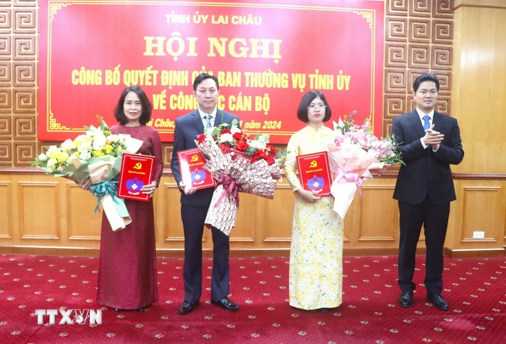 Phó Bí thư Thường trực Tỉnh ủy Lai Châu Vũ Mạnh Hà trao quyết định, tặng hoa chúc mừng các cán bộ được điều động, bổ nhiệm. (Ảnh: TTXVN phát)