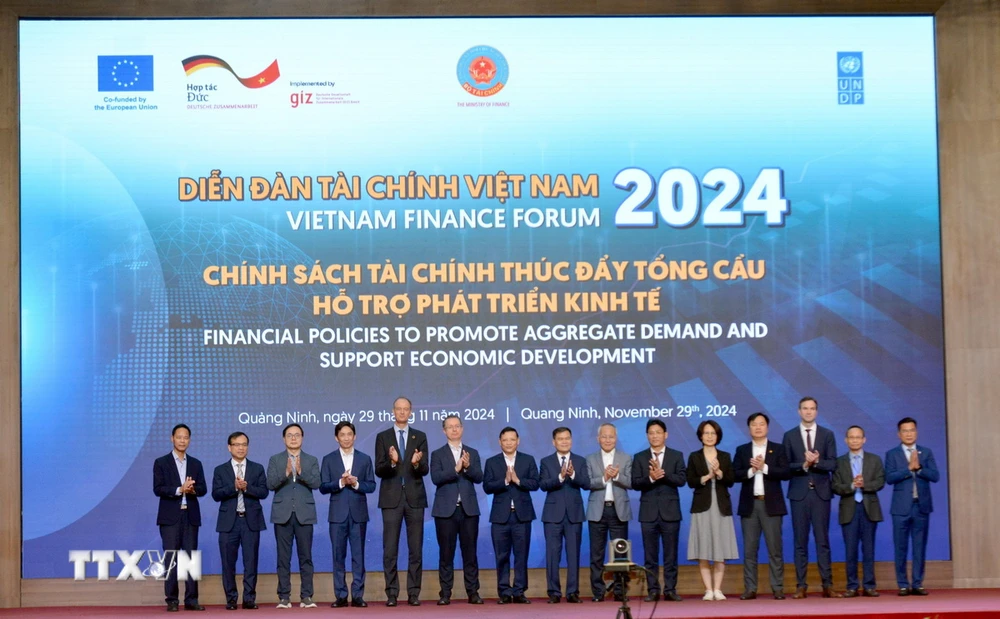 Các đại biểu chụp ảnh chung chúc mừng Diễn đàn Tài chính Việt Nam năm 2024. (Ảnh: Thanh Vân/TTXVN)