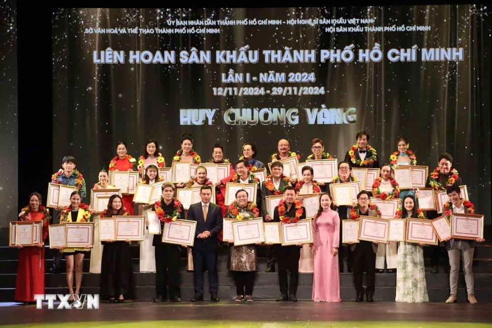 Ban Tổ chức trao Huy chương Vàng cho các cá nhân, diễn viên xuất sắc tại Liên hoan. (Ảnh: Thu Hương/TTXVN)