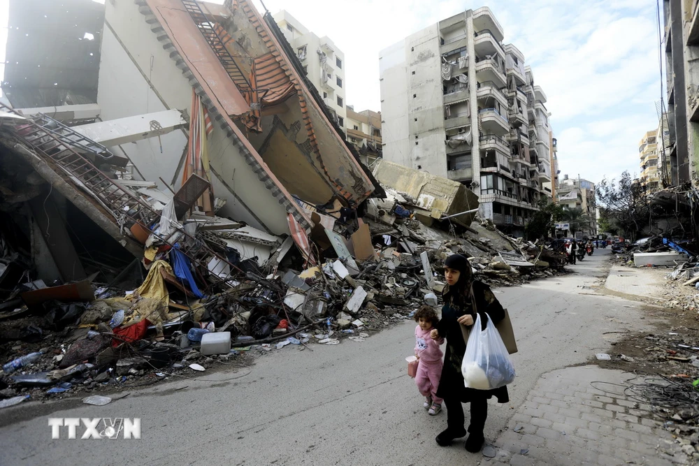 Người dân Liban di chuyển trên đường phố thủ đô Beirut khi lệnh ngừng bắn giữa Israel và Phong trào Hezbollhah. (Ảnh: THX/TTXVN)