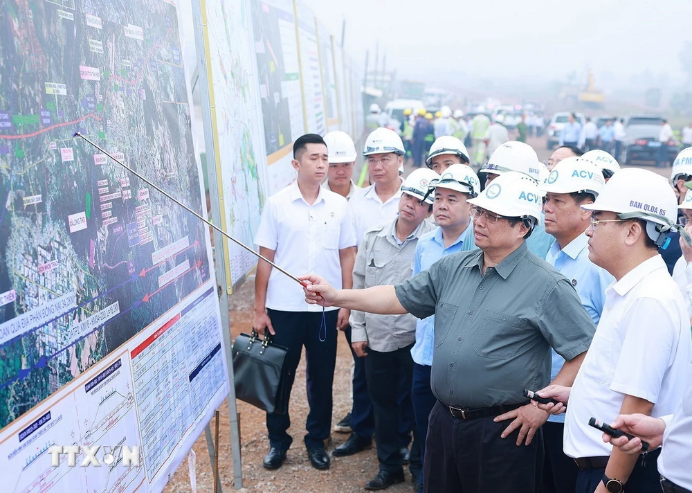 Thủ tướng Phạm Minh Chính kiểm tra tiến độ xây dựng tuyến đường kết nối sân bay Long Thành với giao thông khu vực. (Ảnh: Dương GiangTTXVN)