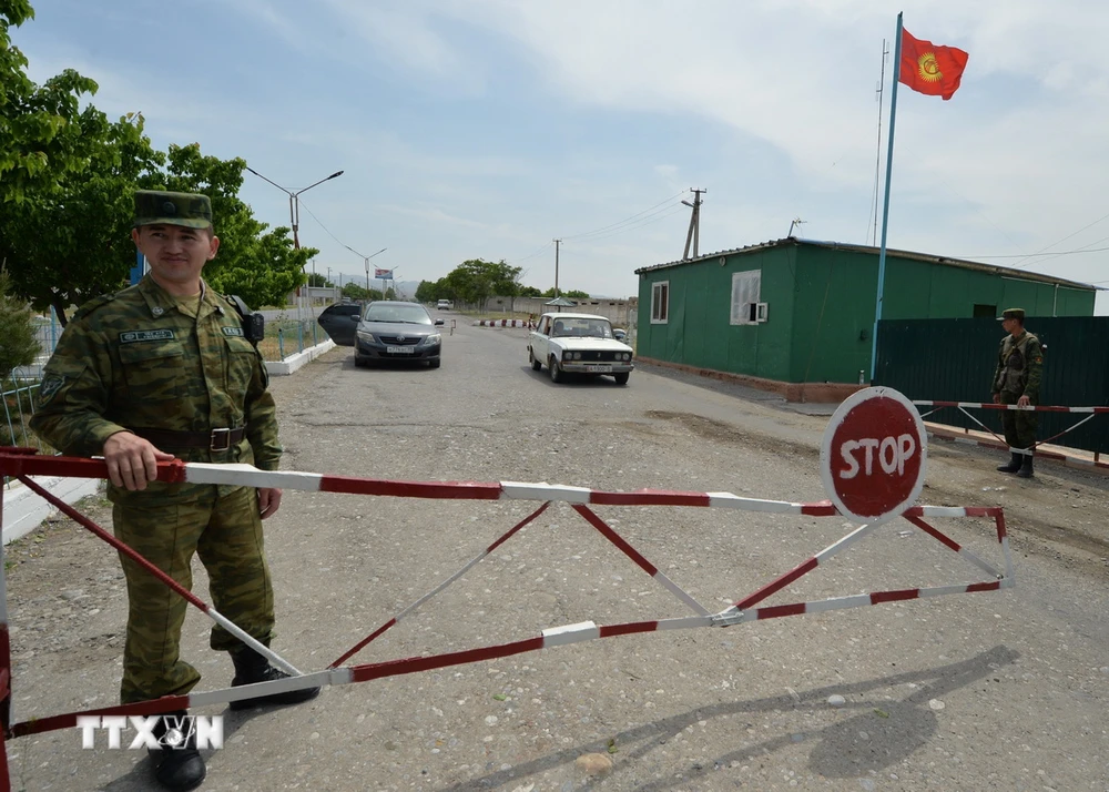 Binh sỹ Kyrgyzstan tuần tra tại làng Maksat, gần khu vực biên giới với Tajikistan. (Ảnh: AFP/TTXVN)