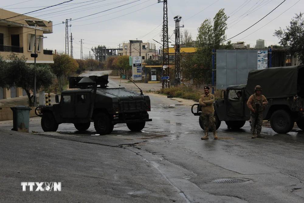 Binh sỹ Liban được triển khai tại Marjeyoun sau khi lệnh ngừng bắn giữa Israel và Phong trào Hezbollah có hiệu lực. (Ảnh: THX/TTXVN)