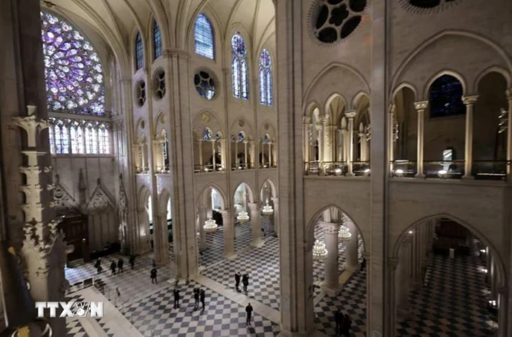 Quang cảnh bên trong Nhà thờ Đức Bà Paris của Pháp sau khi công tác trùng tu được hoàn tất. (Ảnh: REUTERS/TTXVN)