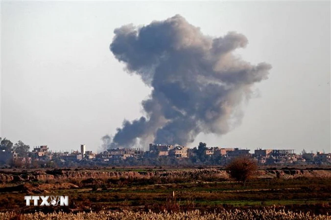 Khói bốc lên sau các cuộc không kích tại tỉnh Deir Ezzor, miền đông Syria ngày 15/12/2018. (Ảnh: AFP/TTXVN)